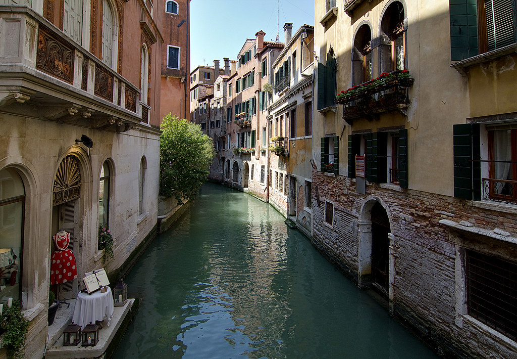 a picture of the neighbourhood in italy